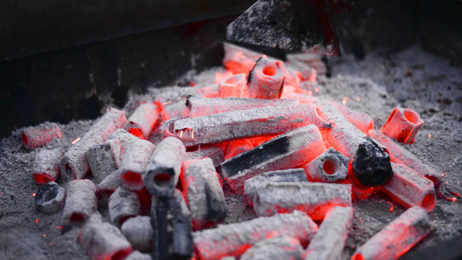 Lump Charcoal vs Briquettes: Which, and When